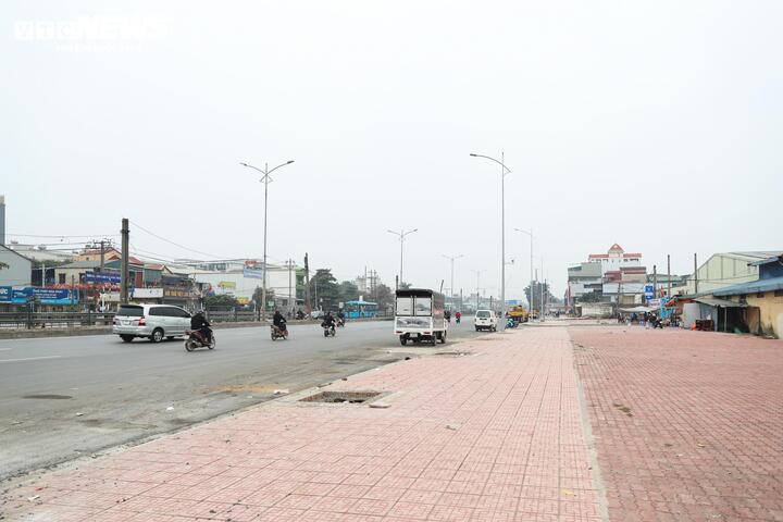 Một đoạn vỉa hè rộng gần 8 m đã hoàn thiện, góp phần tạo diện mạo mới, khang trang cho cửa ngõ phía Nam thành phố.