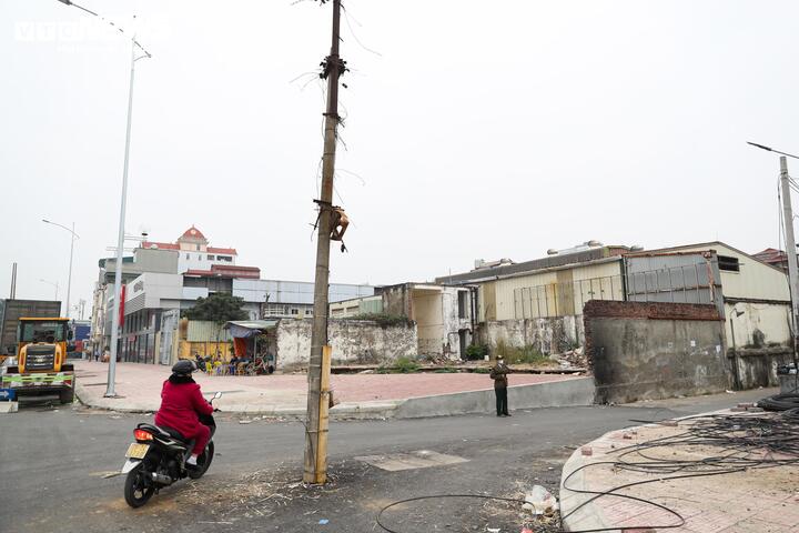 Ông Nguyễn Văn Hùng (ở xã Thường Tín, Hà Nội) cho biết, trước đây tuyến đường chật hẹp, lưu lượng phương tiện lớn nên thường xuyên ùn tắc, nhất là vào giờ cao điểm, dịp lễ, Tết. Từ khi được mở rộng và thông tuyến, mặt đường rộng rãi, thông thoáng hơn, diện mạo khang trang và tình trạng ùn tắc giảm rõ rệt.