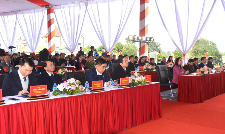 Tham dự Lễ khởi công xây dựng công trình trường Tiểu học Nùng Trí Cao, Cao Bằng có các đại biểu và người dân trên địa bàn tỉnh.