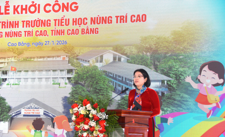 Bà Nguyễn Ngọc Hà, Bí thư Đảng ủy phường Nùng Trí Cao, phát biểu tại Lễ khởi công.