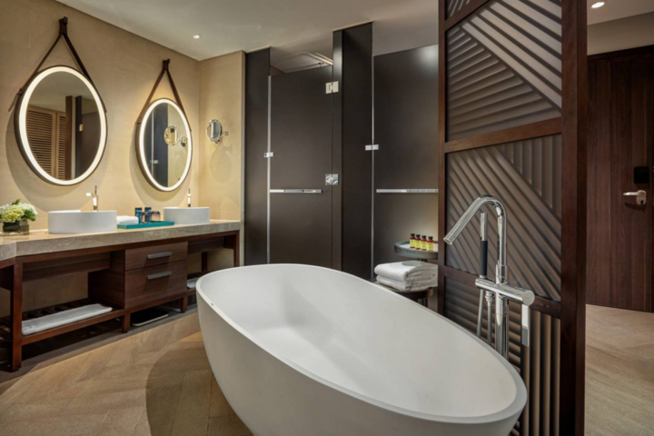 Uuviet Solutions tạo điểm nhấn tiện nghi và tinh tế, thể hiện qua trọn không gian phòng tắm tại khu nghỉ dưỡng Pullman Phú Quốc.