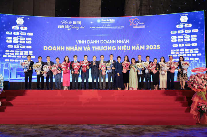 Bà Đào Ngọc Thanh Uyên - CEO Uuviet Solutions (đứng thứ ba - từ bên phải) - xuất hiện trong bảng vinh danh top 50 “Doanh nhân và Thương hiệu năm 2025” tạo dấu ấn và cột mốc mới cho doanh nghiệp.