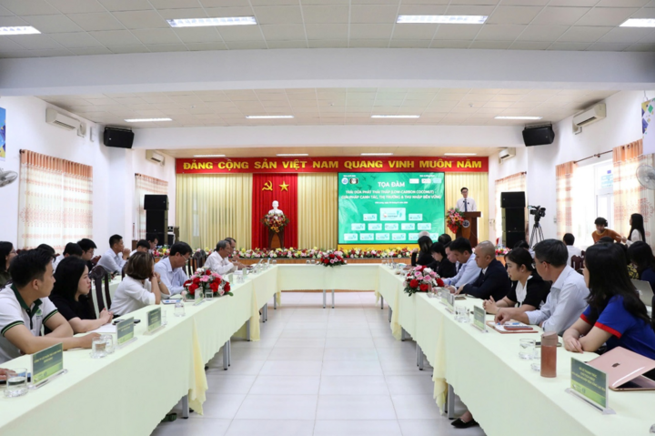Phó Giáo sư - Tiến sĩ Diệp Thanh Tùng, Phó Hiệu trưởng Đại học Trà Vinh, phát biểu tại tọa đàm.