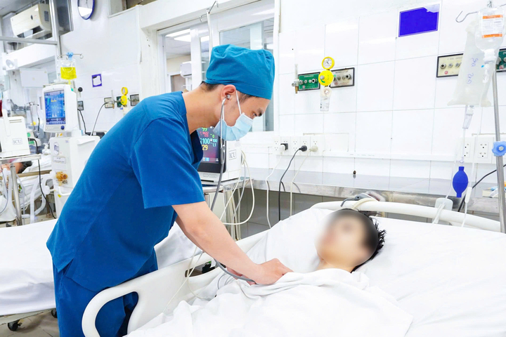 Bệnh nhi mắc sốt xuất huyết biến chứng tan huyết cấp điều trị tại Bệnh viện Nhân dân Gia Định.