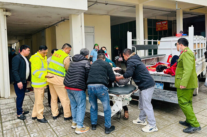 Ô tô bẹp rúm khi rơi xuống vực, 3 người sống sót - 3