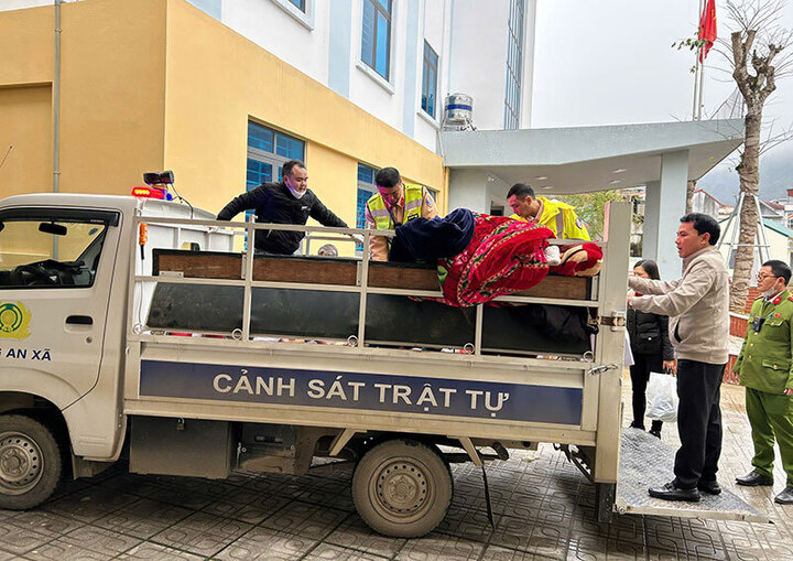 Công an xã Cán Tỷ cùng các lực lượng đưa các nạn nhân đến Bệnh viện Đa khoa khu vực Quản Bạ.