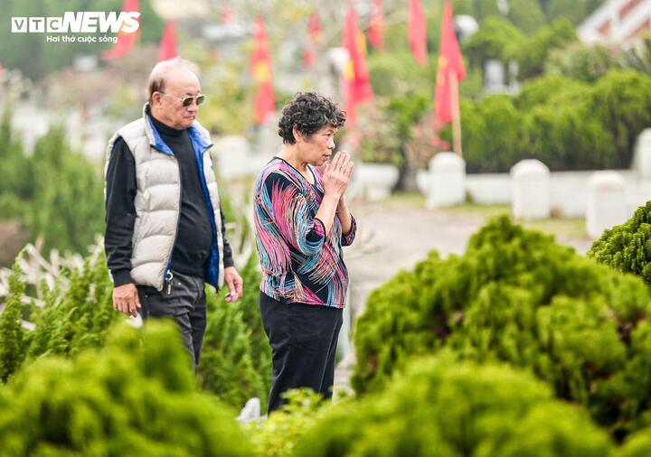 Tảo mộ cuối năm là nét đẹp truyền thống của người Việt, thể hiện lòng hiếu kính với tổ tiên. (Ảnh: Đắc Huy)