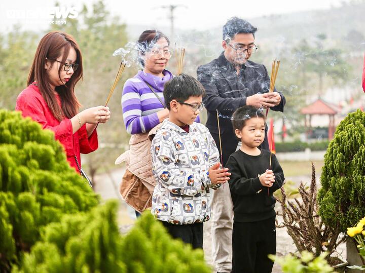 Tảo mộ và tạ mộ đều là những nghi lễ thể hiện sự tưởng nhớ, hiếu kính đối với ông bà, tổ tiên. (Ảnh: Đắc Huy)