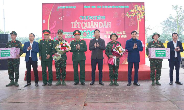 Bí thư Đảng ủy, Chủ tịch HĐND xã Minh Châu Nguyễn Đức Tiến tặng hoa cho các chiến sĩ quân đội.