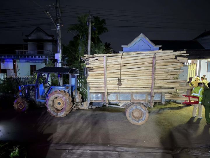 Hiện trường vụ tai nạn giữa xe máy và xe máy cày chở keo tràm làm 2 chị em ở TP Huế chết thảm. (Ảnh: Nhật Hoàng)