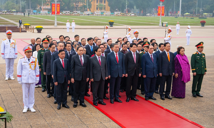 Lãnh đạo, nguyên lãnh đạo Đảng, Nhà nước viếng Chủ tịch Hồ Chí Minh. (Ảnh: Phạm Thắng)