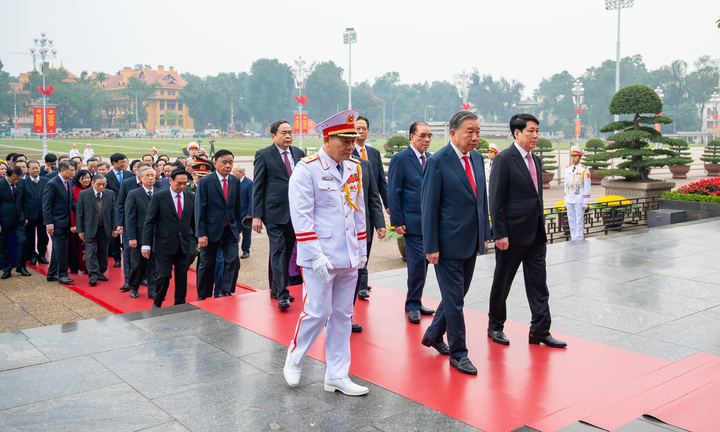 Lãnh đạo, nguyên lãnh đạo Đảng, Nhà nước vào lăng viếng Chủ tịch Hồ Chí Minh. (Ảnh: Phạm Thắng)