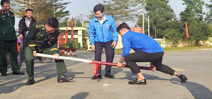 Hoạt động thể thao với các trò chơi dân gian gắn kết quân dân. (Ảnh: Tiến Thắng)