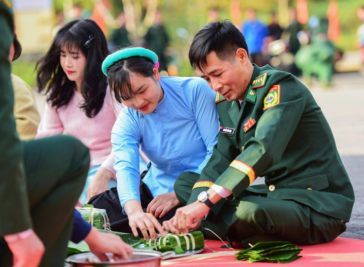 Hoạt động gói bánh chưng được cán bộ chiến sĩ Đồn Biên phòng Pò Hèn tổ chức tạo không khí đầm ấm. (Ảnh: Tiến Thắng)