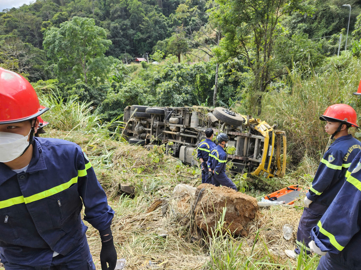 Lực lượng chức năng có mặt tại hiện trường để xử lý vụ tai nạn.