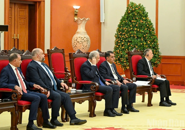 Các đại biểu tháp tùng Chủ tịch Hạ viện Jordan dự cuộc tiếp. (ẢNh: nhandan.vn)