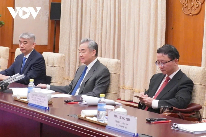 Ông Vương Nghị, Ủy viên Bộ Chính trị, Chủ nhiệm Văn phòng Ủy ban Công tác Đối ngoại Trung ương, Bộ trưởng Bộ Ngoại giao Trung Quốc (giữa).