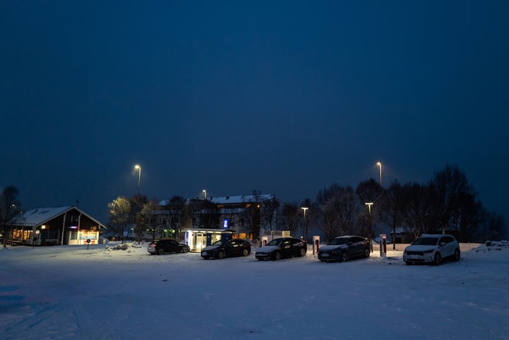 Xe điện đỗ tại trạm sạc gần một khu dân cư ở Alta, Na Uy. (Ảnh: Washington Post)