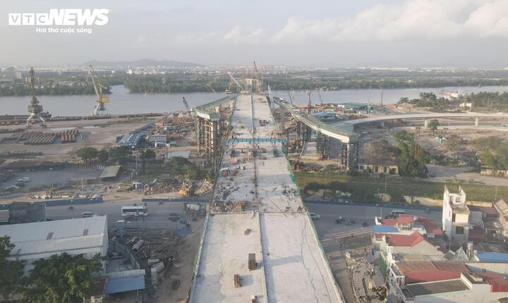 Thông tin từ Ban quản lý các dự án công trình giao thông TP Hải Phòng, dự án cầu Nguyễn Trãi gồm 2 gói thầu xây lắp: Xây dựng cầu dẫn, đường dẫn và nút giao; Xây dựng cầu chính dây văng. Sau 1 năm khởi công xây dựng, đến nay đạt gần 50% khối lượng công trình.