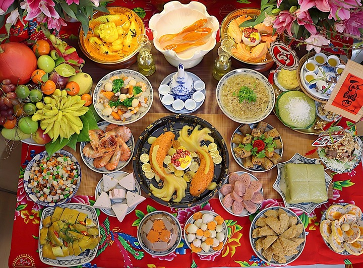 Theo phong tục truyền thống, mâm cúng ông Công ông Táo thường bao gồm lễ vật và mâm cỗ cúng. (Ảnh: Vu Thu Huong)