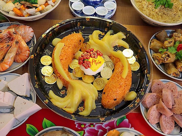 Xôi gấc hình cá chép cúng ông Công ông Táo. (Ảnh: Vu Thu Huong)