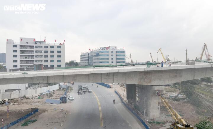 Phần nút giao kết nối với đường Lê Thánh Tông có kiến trúc hiện đại; mở rộng đường Nguyễn Trãi từ 18 m lên 50,5 m, kết nối với tuyến đường Lê Hồng Phong và sân bay quốc tế Cát Bi.