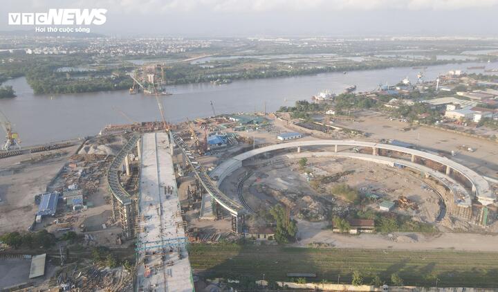 Gói Xây dựng cầu dẫn, đường dẫn và nút giao đến nay đã hoàn thành gần 73% khối lượng, ước đạt khoảng 1.046/1.435 tỷ đồng giá trị hợp đồng. Nút giao kết nối cầu chính với đường Lê Thánh Tông với các nhánh kết nối dạng vòng tròn, gồm 2 nhánh, tổ chức giao thông một chiều. Bề rộng mỗi nhánh là 10 m. Cầu nhánh phải dài 675,7 m; cầu nhánh trái dài 447,8 m.