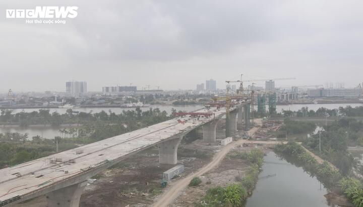 Phía bờ thuộc phường Thủy Nguyên, các trụ cầu đang vươn ra sông Cấm.