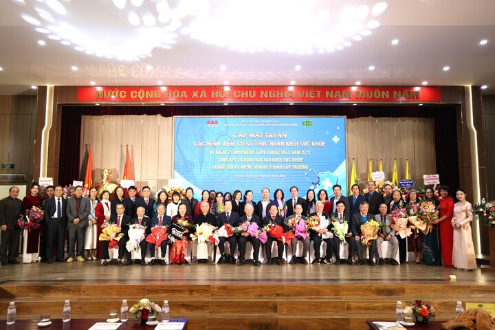Đại diện các cấp lãnh đạo Nhà trường chụp ảnh lưu niệm cùng các Bệnh viện và cơ sở thực hành tại lễ tri ân.