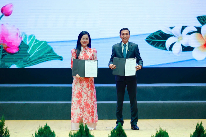 Bà Nguyễn Thị Thanh Bình, Chủ tịch Công ty TNHH MTV điện gió Savan 1 và ông Phạm Như Ánh, Tổng Giám đốc Ngân hàng TMCP Quân Đội (MB) trao thỏa thuận thu xếp vốn cho dự án điện gió Savan 1. (Ảnh: Nhật Bắc/VGP)