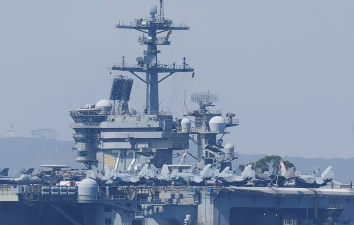 Tàu sân bay USS Abraham Lincoln (CVN-72), một tàu sân bay chạy bằng năng lượng hạt nhân thuộc lớp Nimitz của Mỹ. (Ảnh: Reuters)
