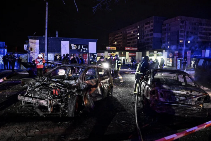 Hiện trường vụ tấn công của Nga vào thành phố Zaporizhzhia, Ukraine. (Ảnh: Reuters)