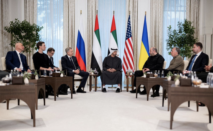 Tổng thống Các tiểu vương quốc Arập Thống nhất (UAE) Sheikh Mohamed bin Zayed al-Nahyan (giữa) trong cuộc gặp đại diện phái đoàn Mỹ, Liên bang Nga và Ukraine tham dự cuộc đàm phán ba bên, tại Abu Dhabi, ngày 23/1/2026. (Ảnh: Reuters)