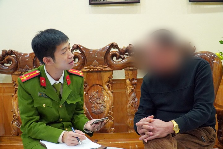 Công an làm việc với chủ tài khoản bình luận xúc phạm CSGT hy sinh khi làm nhiệm vụ. (Ảnh: Công an Thái Nguyên)