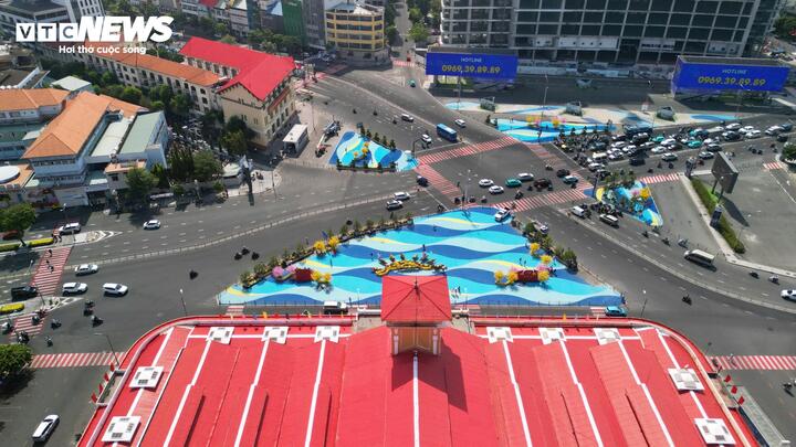 Sở này đề xuất tổ chức họp lấy ý kiến các sở, ngành liên quan cùng các hội nghề nghiệp như kiến trúc sư, quy hoạch, mỹ thuật và chuyên gia kiến trúc cảnh quan đô thị. Trên cơ sở đó, đơn vị tài trợ sẽ hoàn thiện phương án chỉnh trang, báo cáo UBND TP.HCM xem xét, quyết định