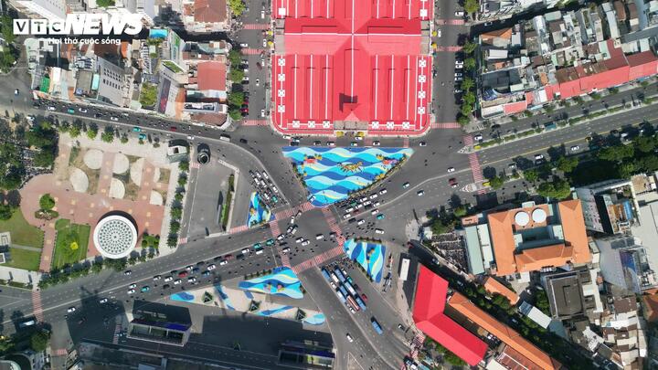 4 cụm tiểu đảo nằm ở bốn góc của ngã tư đường được sơn sắc màu sóng nước.