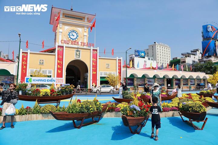 Trong quá trình triển khai, Sở Xây dựng ghi nhận nhiều phản hồi tích cực cũng như các ý kiến góp ý, trao đổi từ dư luận. Sở Xây dựng luôn cầu thị lắng nghe và đã tổ chức đánh giá, kiểm tra thực địa, trao đổi nhiều lần về thay đổi màu sơn với đơn vị tài trợ. Riêng hình khối màu sơn tại quảng trường trước chợ Bến Thành hiện chỉ là phương án tạm thời (trong phạm vi tiểu đảo giao thông), trong khi chờ thực hiện phương án xây dựng tổng thể kết hợp quảng trường cảnh quan, giao thông, trung tâm công trình ngầm đô thị.