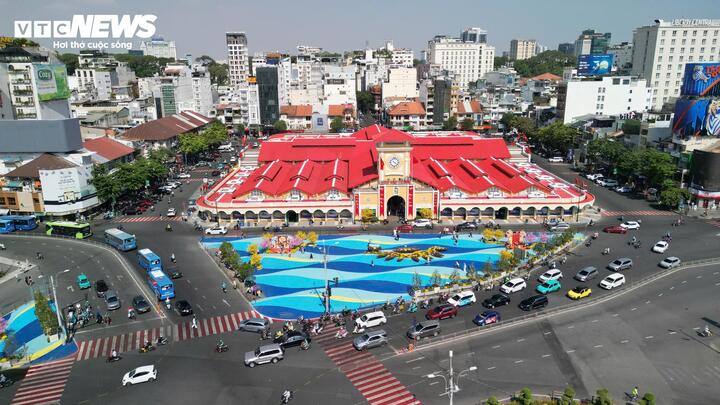 Sau hơn 2 tuần khẩn trương chỉnh trang, chợ Bến Thành (TP.HCM) khoác lên mình diện mạo mới đón Tết Bính Ngọ 2026.