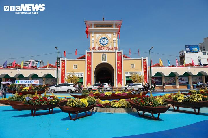 Khu vực trước chợ rực rỡ sắc xuân, địa điểm lý tưởng để người dân du xuân, tham quan, chụp ảnh.