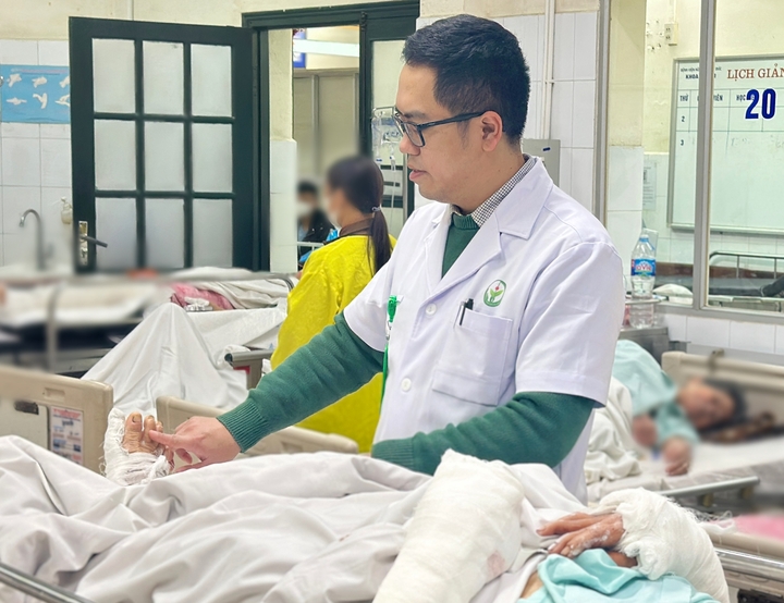 Bác sĩ kiểm tra vết thương cho người bệnh.