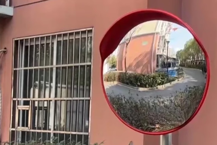 Chiếc gương phản chiếu khúc cua gấp, được thiết kế để giúp người lái xe dễ dàng điều khiển xe khi vào cua. (Ảnh: QQ)