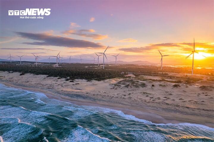 Tỉnh Gia Lai với thế mạnh về quỹ đất, hạ tầng kinh tế, sức gió từ đại ngàn và biển cả đang tạo thành một trung tâm năng lượng tái tạo.