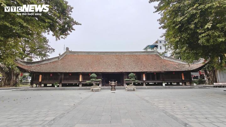 Theo sử sách, đình làng Đình Bảng được khởi công xây dựng vào năm 1700 và đến năm 1736 mới hoàn thành. Người có ý tưởng ban đầu dựng đình là một vị quan người Đình Bảng tên là Nguyễn Thạc Lượng. Ông và vợ là bà Nguyễn Thị Nguyên cùng người dân trong vùng đã cùng nhau góp công, góp của để xây dựng ngôi đình.