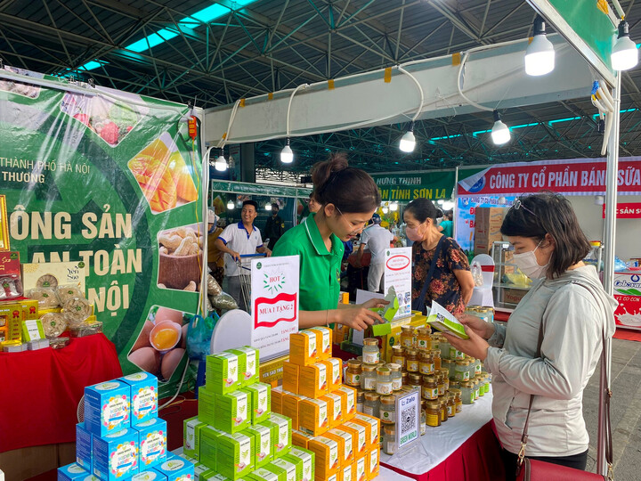 Đông đảo người dân đến mua sắm Tết tại hội chợ Mùa Xuân 2026.