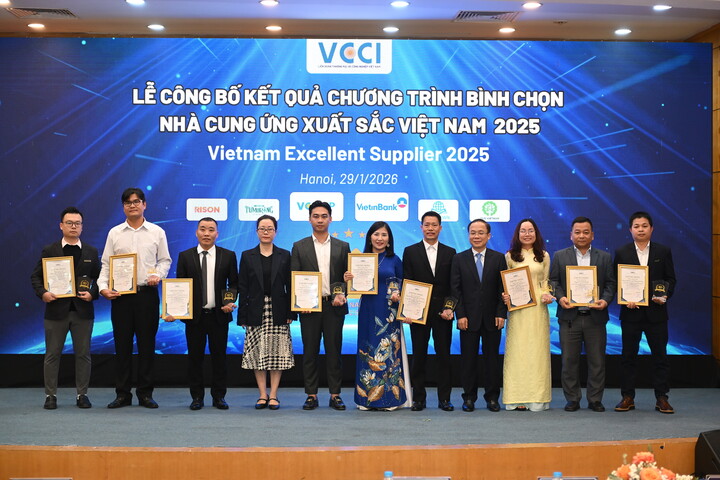 Ông Phạm Vinh Sơn, Giám đốc Công ty Cổ phần Công nghệ Phân bón Xanh (Greenma), nhận giải thưởng (ngoài cùng bên phải).