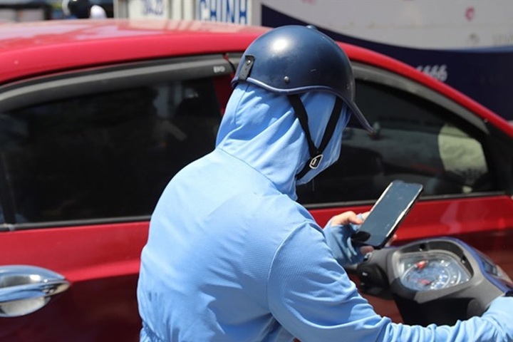 Việc sử dụng điện thoại khi dừng đèn đỏ tiềm ẩn nhiều nguy hiểm.