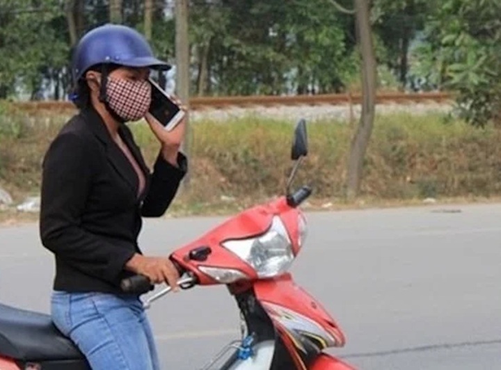 Hành vi dừng xe máy nghe điện thoại vẫn có thể bị xử phạt đến 14 triệu đồng nếu như dừng xe không đúng quy định. (Ảnh minh họa).