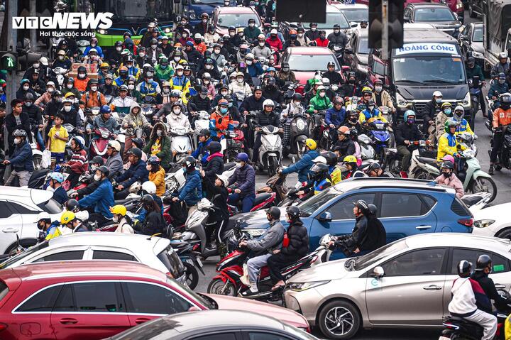 Lượng phát thải từ các phương tiện giao thông dùng xăng tại Hà Nội là rất lớn, nhưng lại chưa được kiểm soát đúng mực.