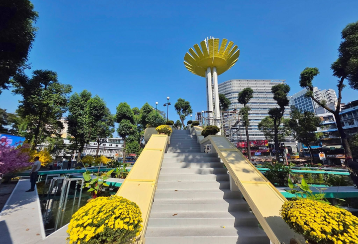 Cầu thang Hồ Con Rùa đã được mổi sơn sau các góp ý.