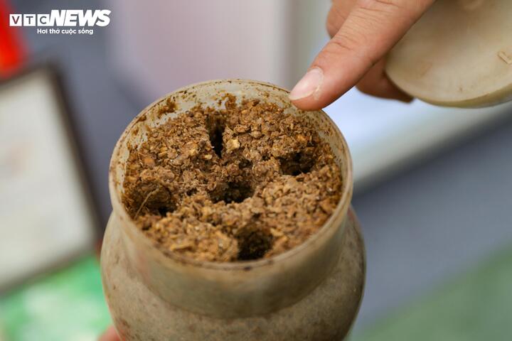 Giá thể trồng nấm phối hợp từ cám gạo nếp, lõi ngô đến bã củ cải với tỷ lệ chính xác, trước khi đưa vào lò hấp sấy liên tục trong 8 giờ ở nhiệt độ trên 100°C. Quy trình này nhằm loại bỏ hoàn toàn mầm bệnh, tạo nền giá thể sạch, ổn định, sẵn sàng cho quá trình sinh trưởng tối ưu của nấm.